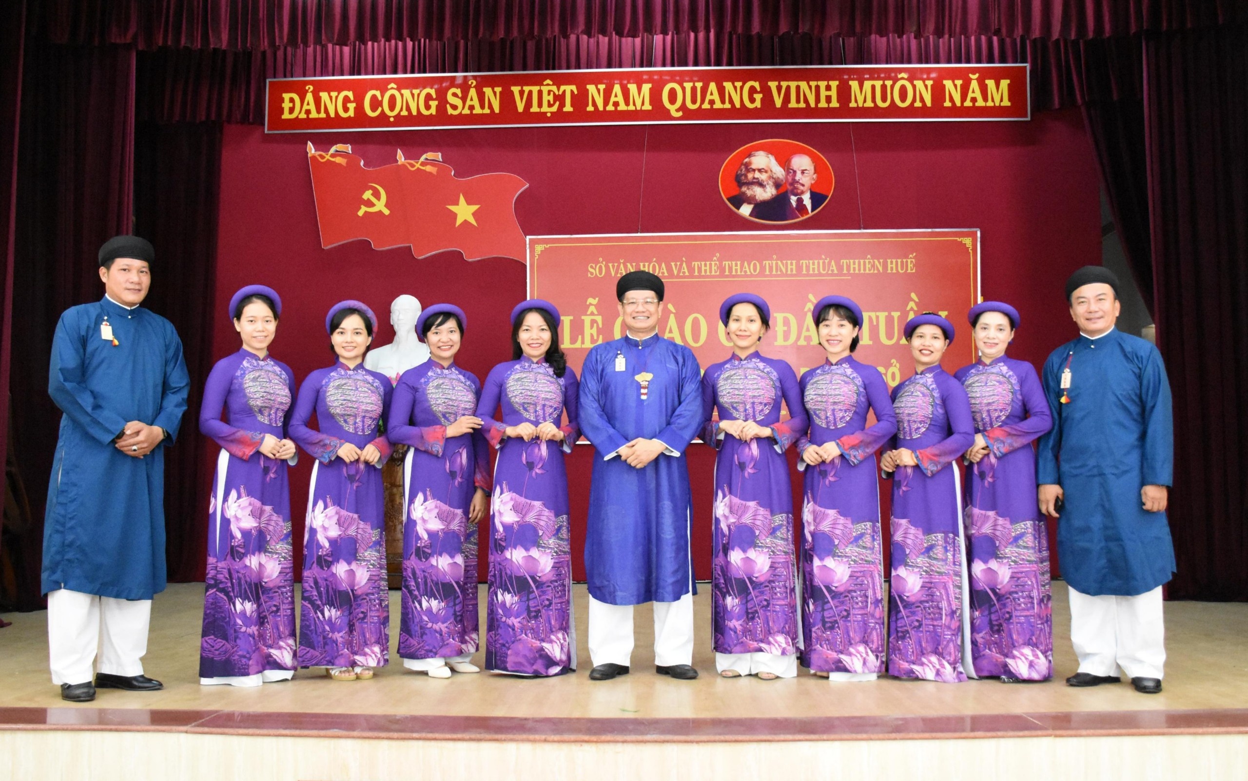 cong chuc mac ao dai di lam anh 1