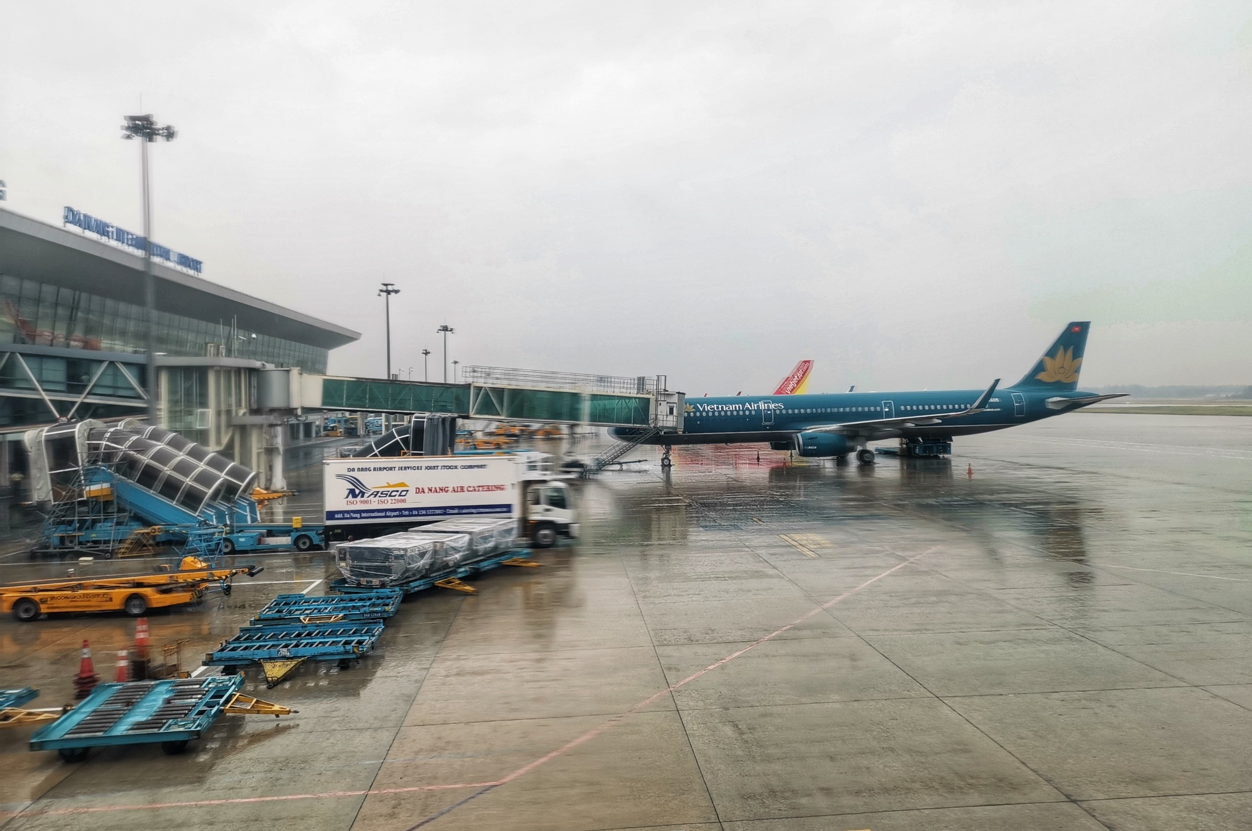 Dong cua 3 san bay de tranh bao so 5 hinh anh