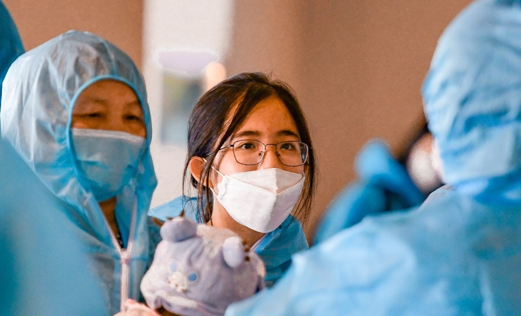 Nguoi dung dau chiu trach nhiem neu de lay Covid-19 tai san bay hinh anh