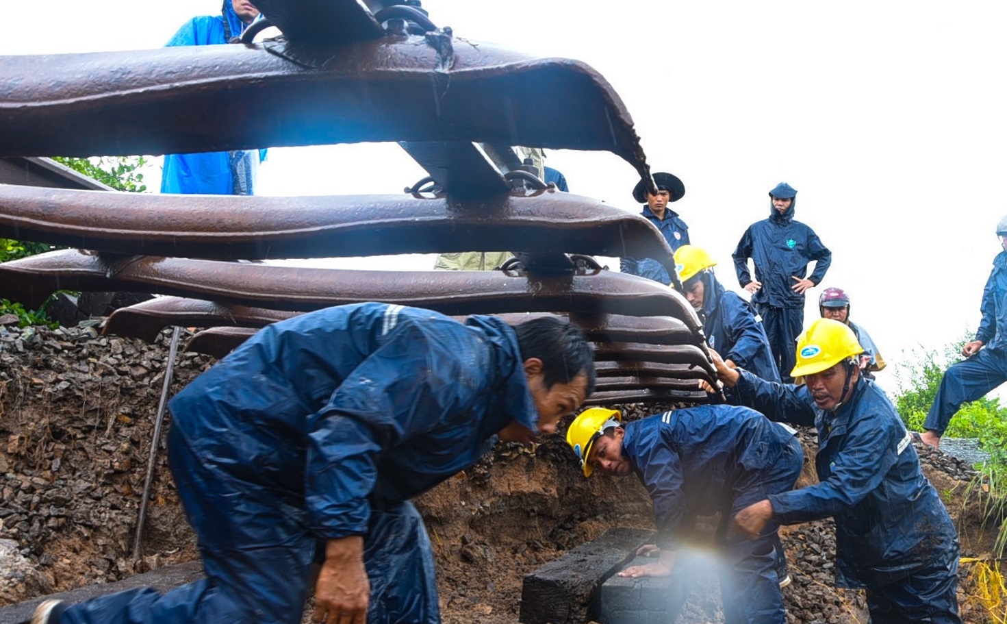 Sat lo duong sat Bac - Nam doan qua mien Trung hinh anh