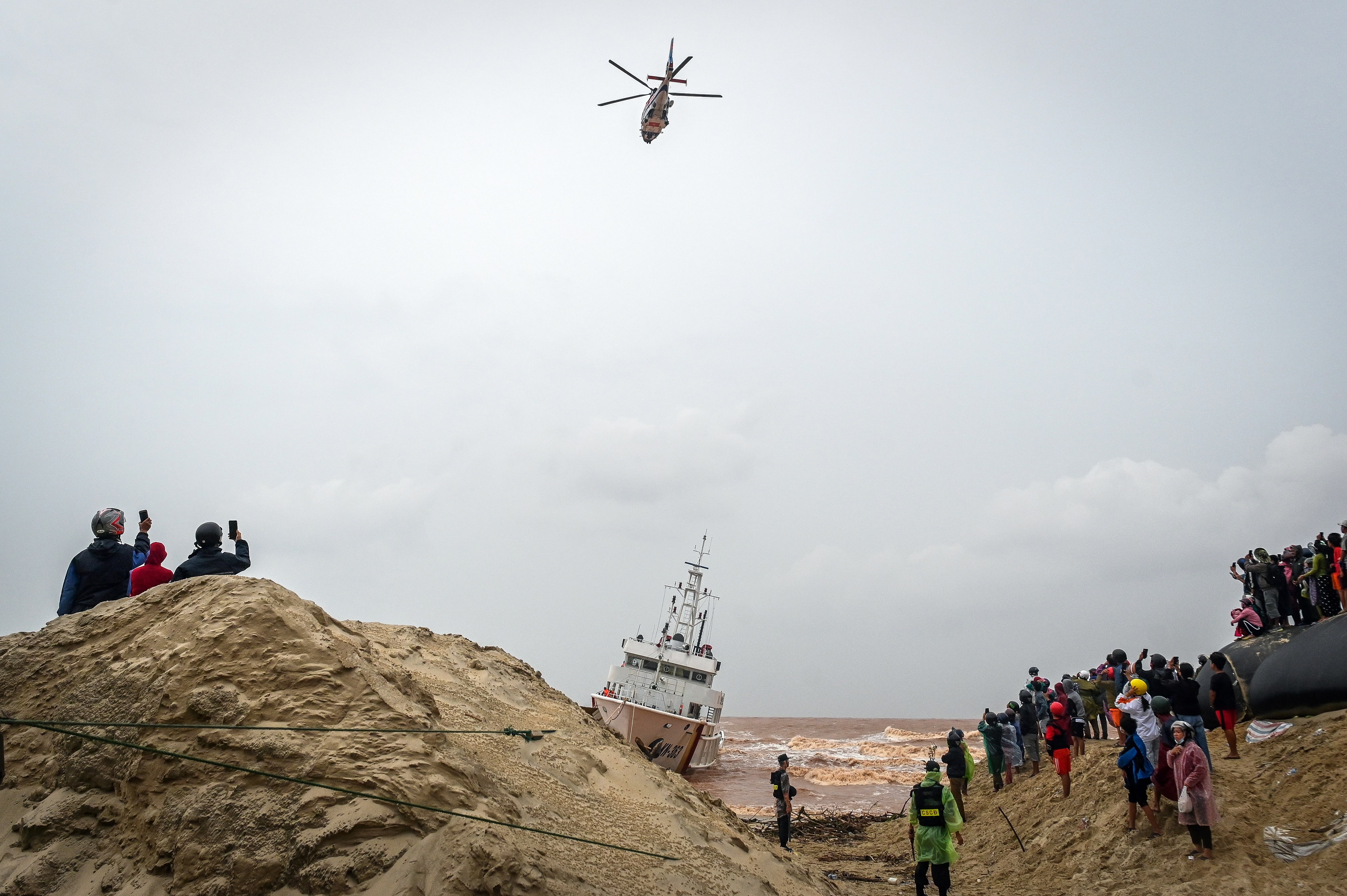 EC-155 cuu ho tren bien anh 2