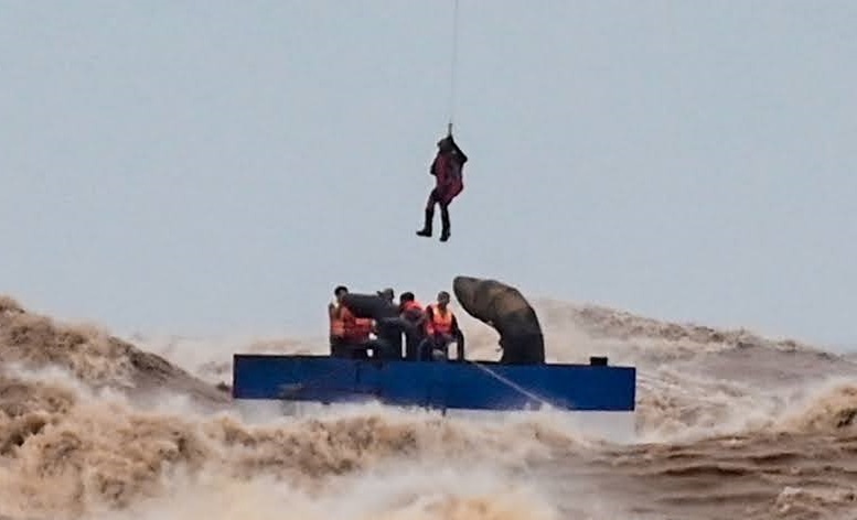 Truc thang giai cuu 6 thuyen vien nhu the nao? hinh anh