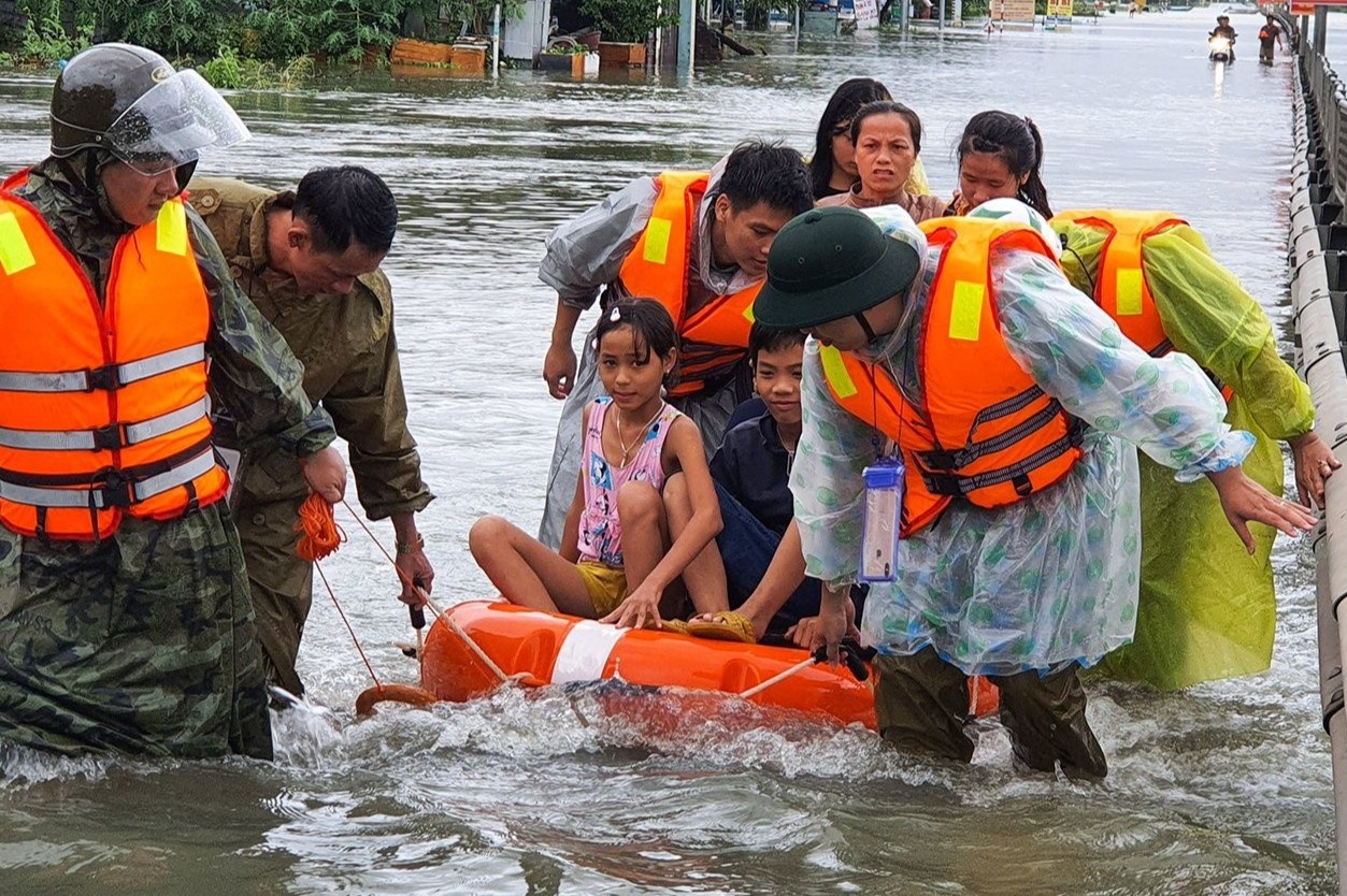 Mua lu chia cat truc giao thong Bac - Nam hinh anh