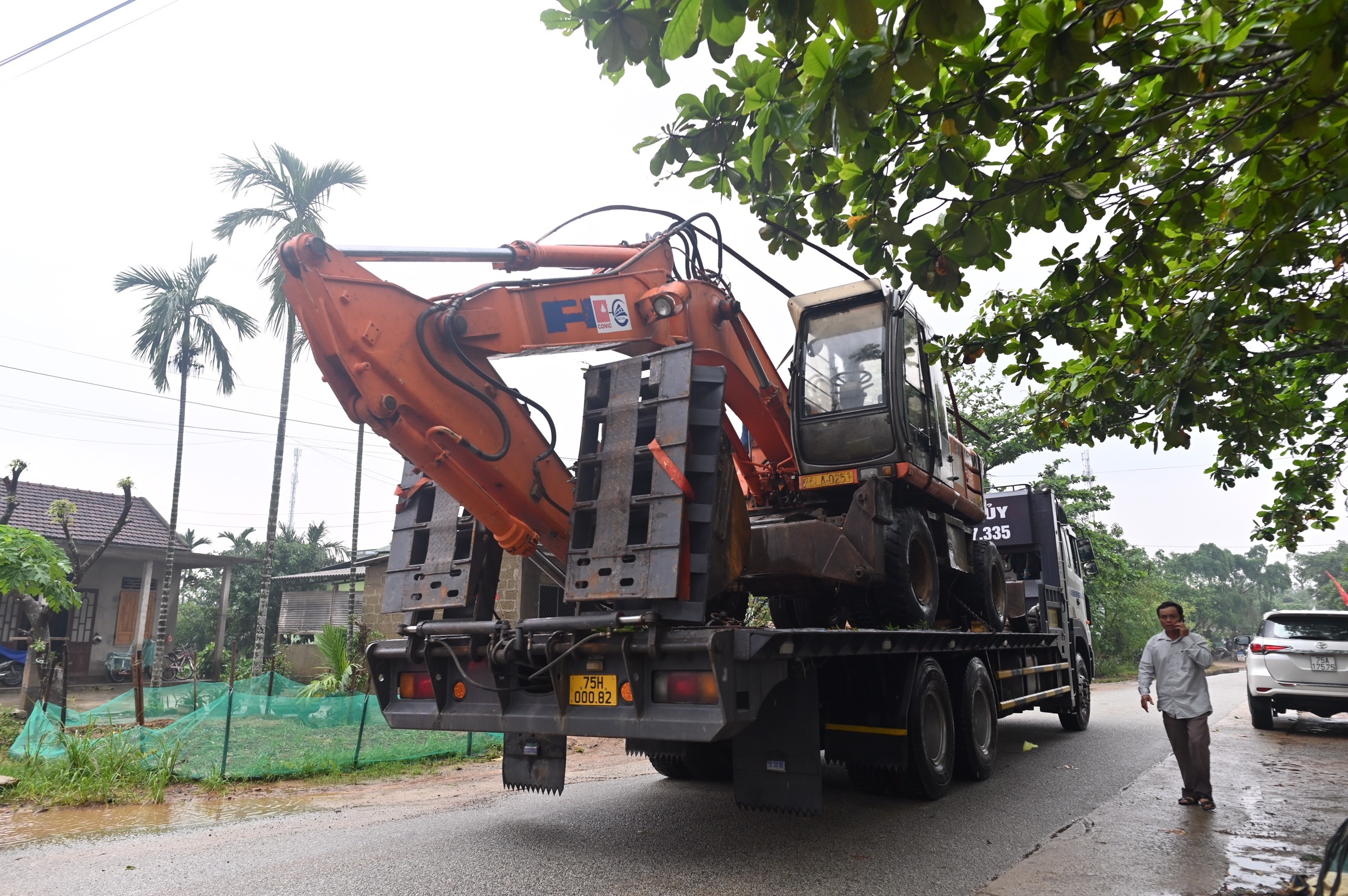 xe boc thep vao thuy dien Rao Trang anh 8