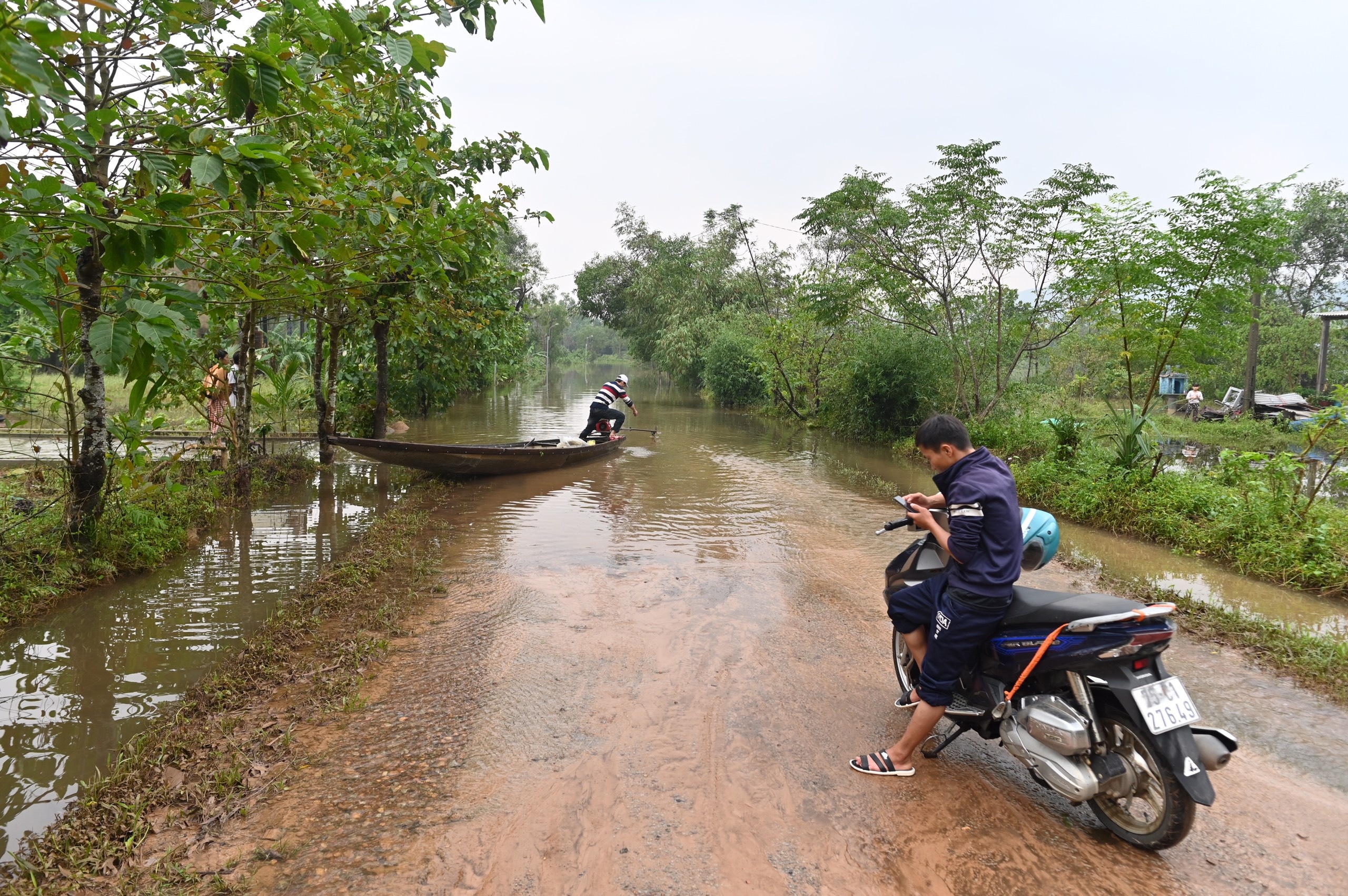 xe boc thep vao thuy dien Rao Trang anh 3