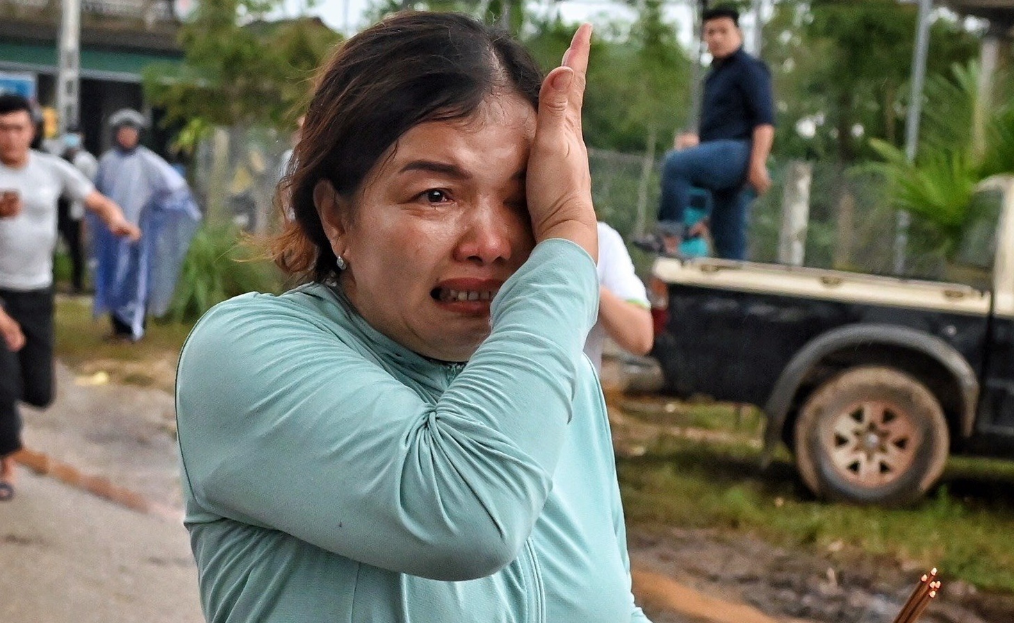 Bo truong Quoc phong chia buon voi gia quyen can bo hy sinh o Hue hinh anh