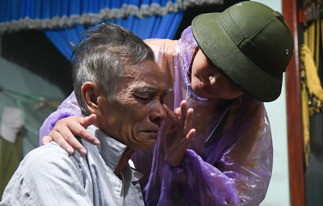 Tang thuong noi ron lu hinh anh