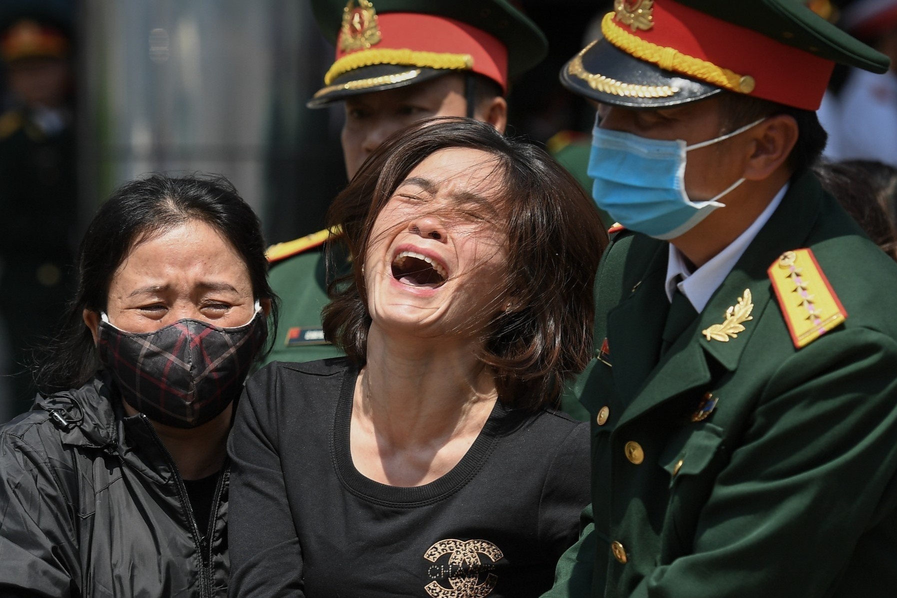 'Dau don khi di qua 2 hang linh cuu' hinh anh