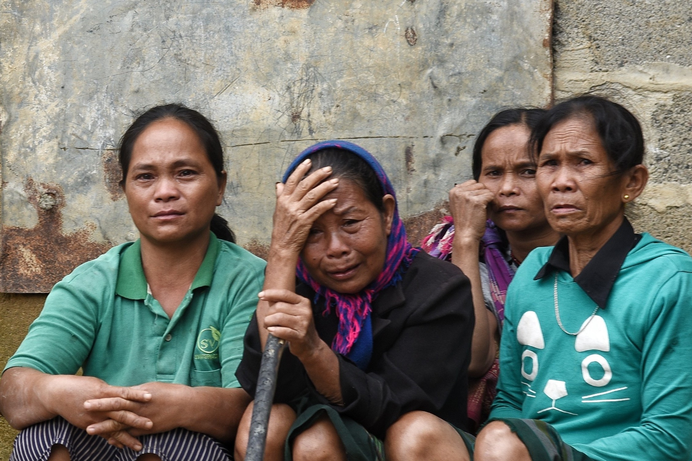 Canh co cuc o noi dan tu keo sap nha hinh anh