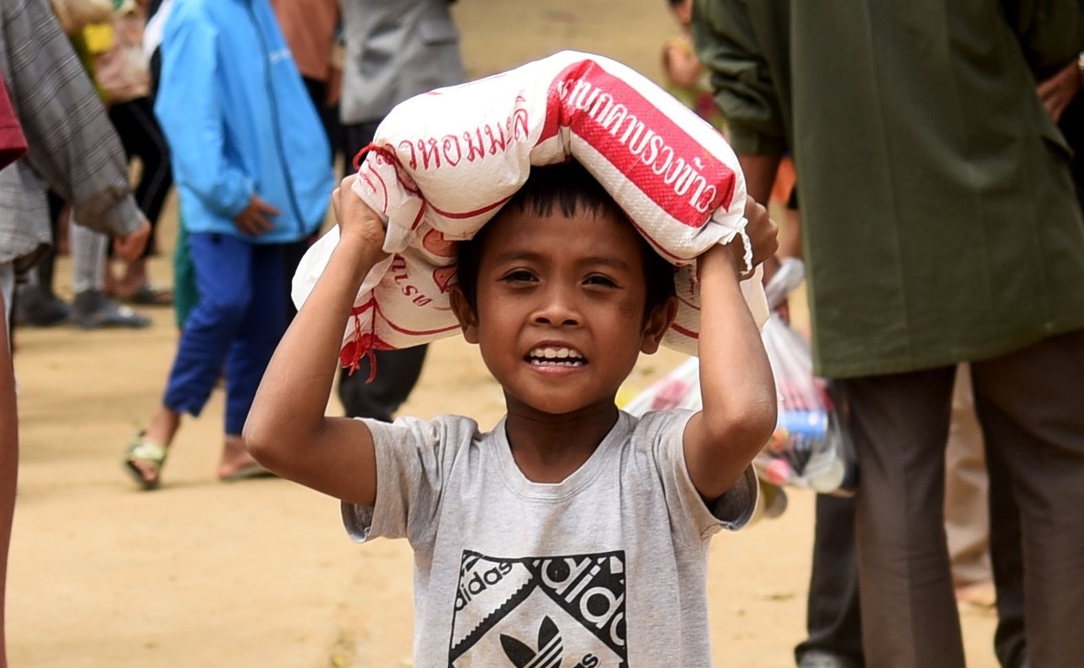 Nguoi dan vuot 10 km duong rung de nhan hang cuu tro hinh anh