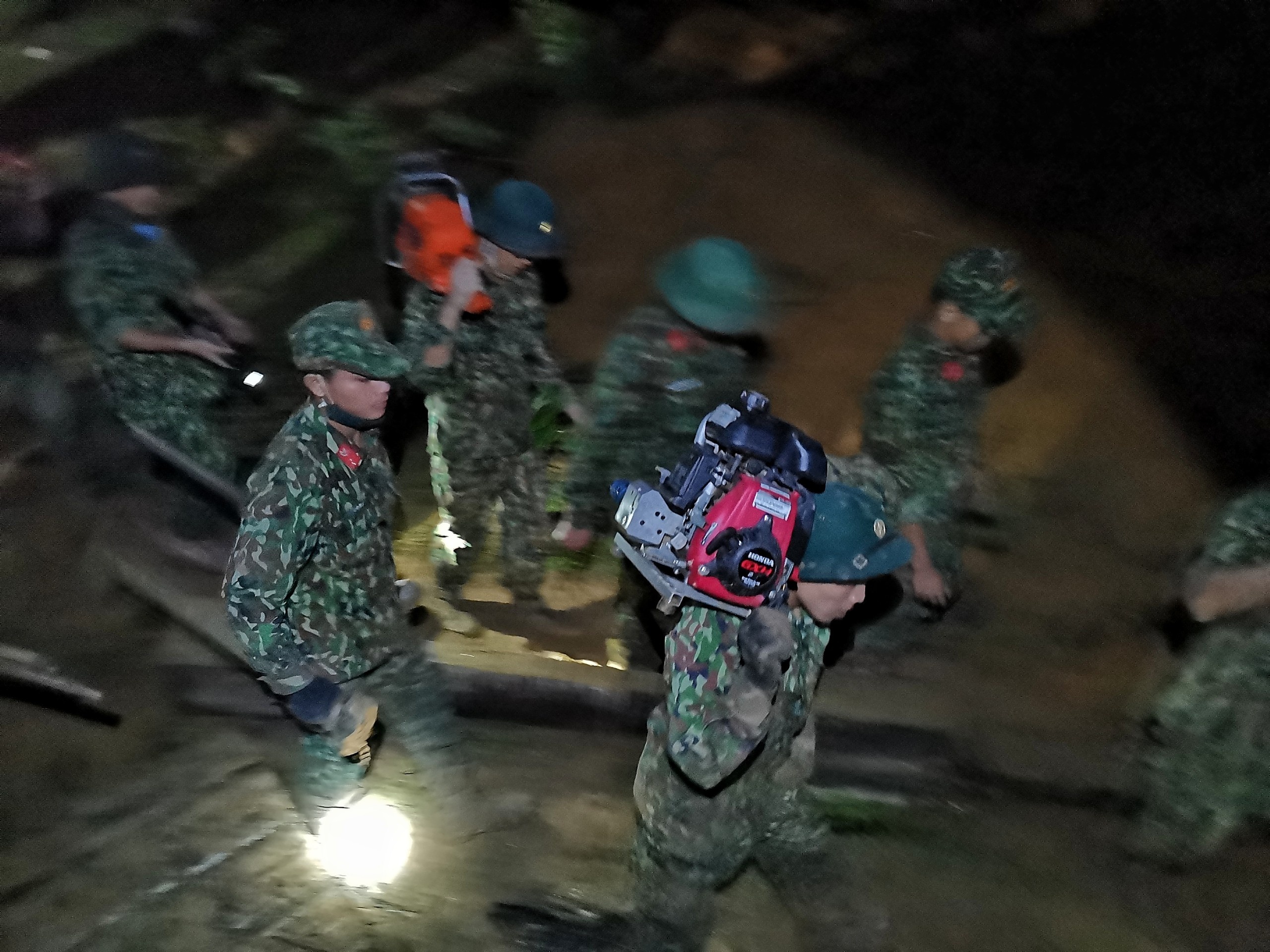 cong binh tim kiem tai Tra Leng anh 1