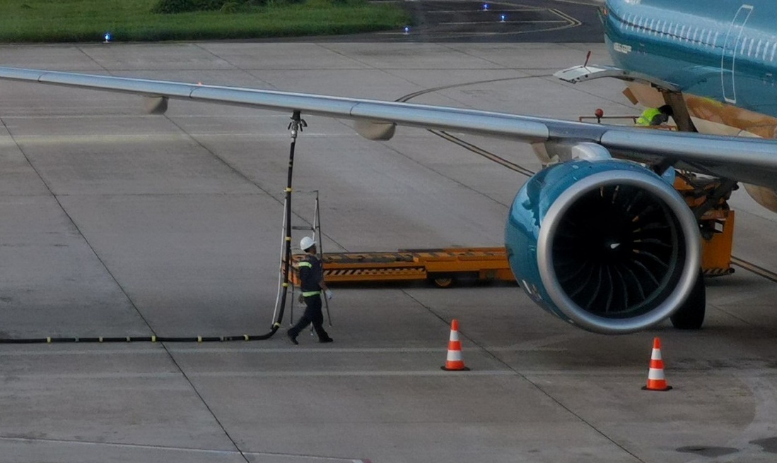 May bay vo den vi va phai chim hinh anh