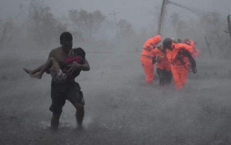 Canh tan hoang khi bao Vamco quet qua Philippines hinh anh