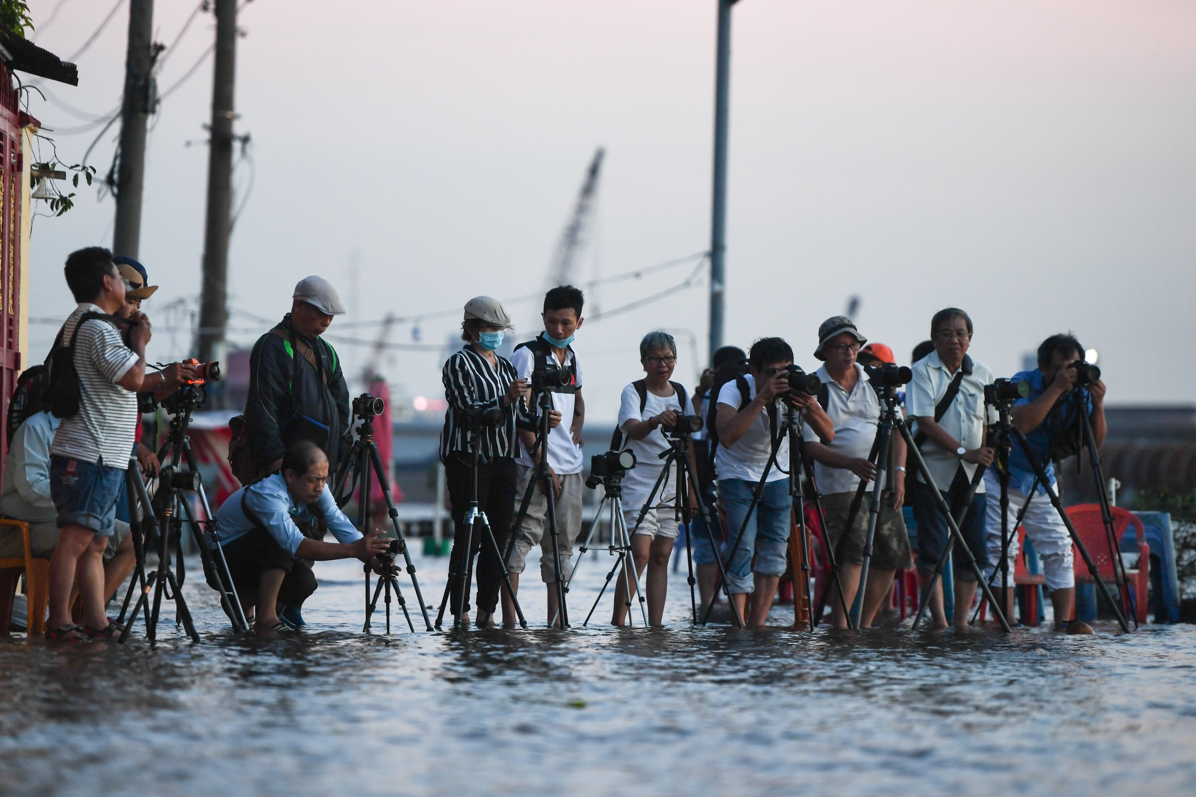 Nhiep anh gia 'san' khoanh khac nuoc trieu len tai TP.HCM hinh anh