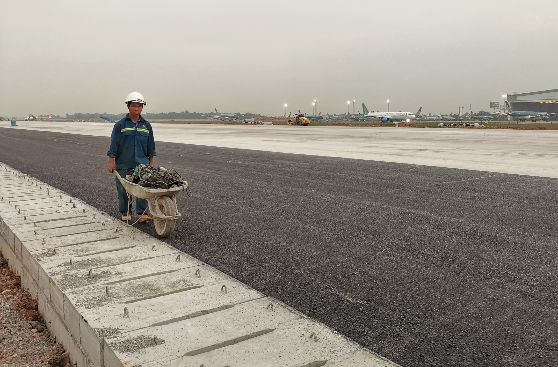 Hinh anh dau tien ve duong bang moi tai Noi Bai hinh anh