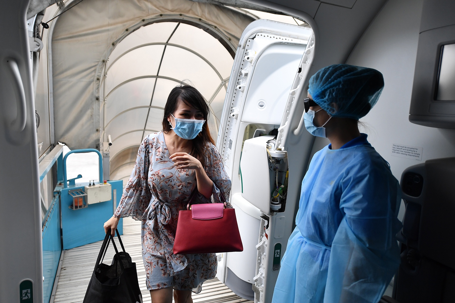 tiep vien Vietnam Airlines lay nhiem cong dong anh 3