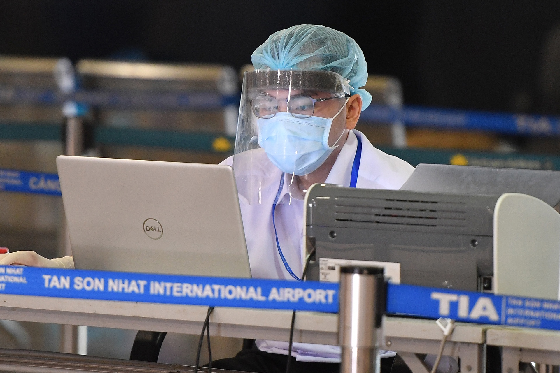 San bay Noi Bai, Tan Son Nhat tiep tuc don khach nhap canh hinh anh