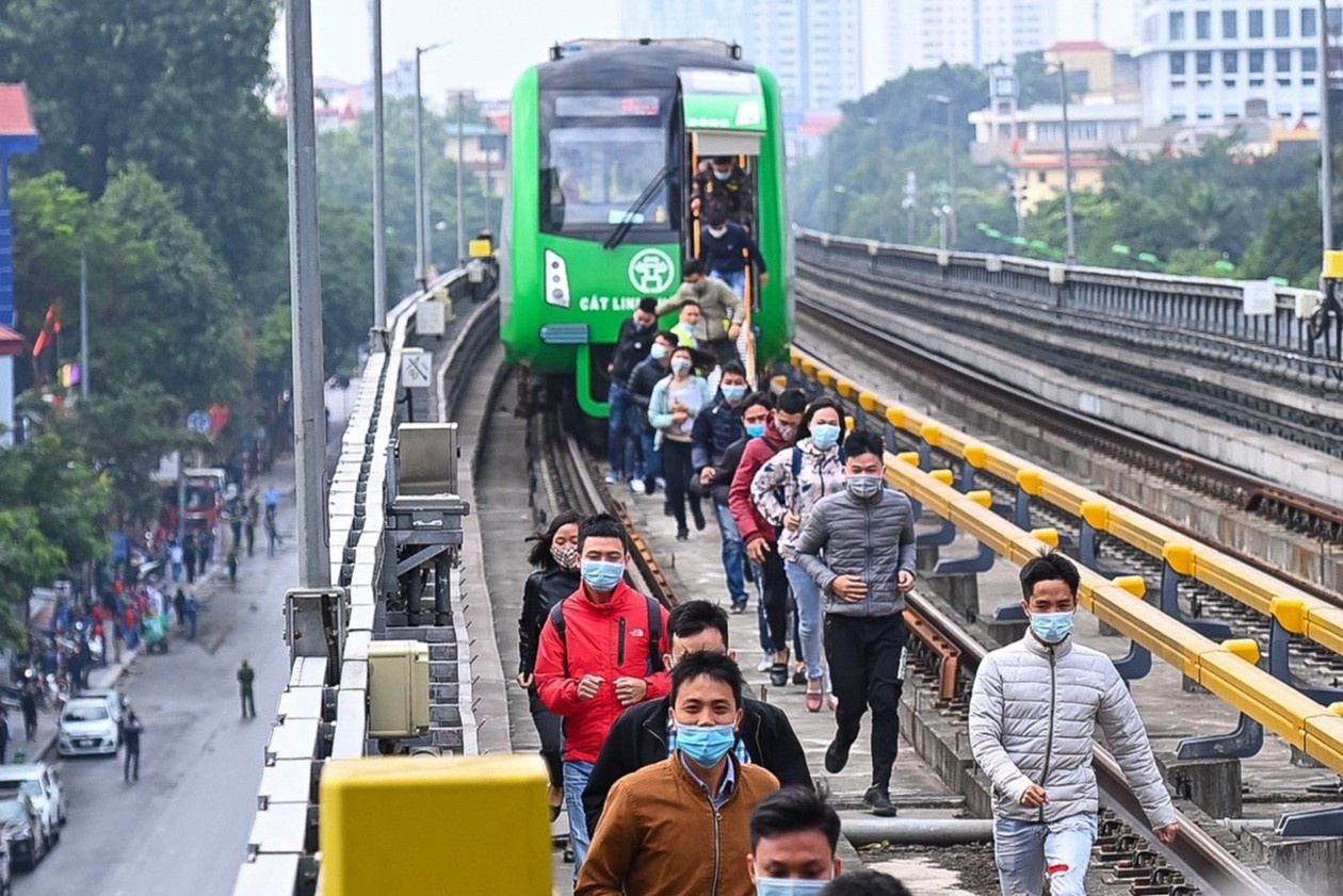 Tinh huong thoat khoi dam chay tai duong sat Cat Linh hinh anh