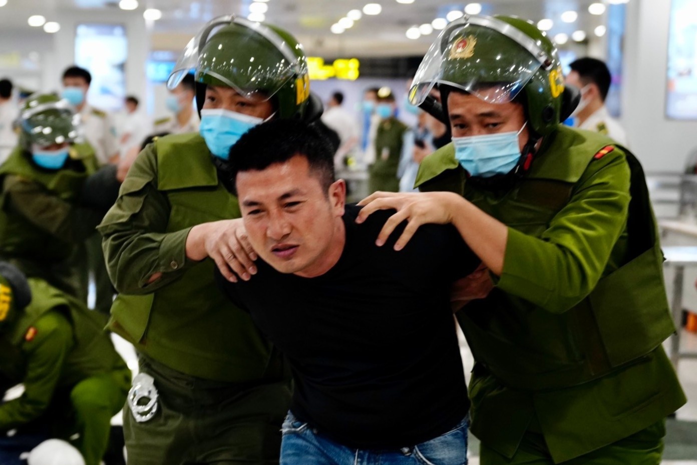 Dien tap tran ap bao loan tai san bay Noi Bai hinh anh