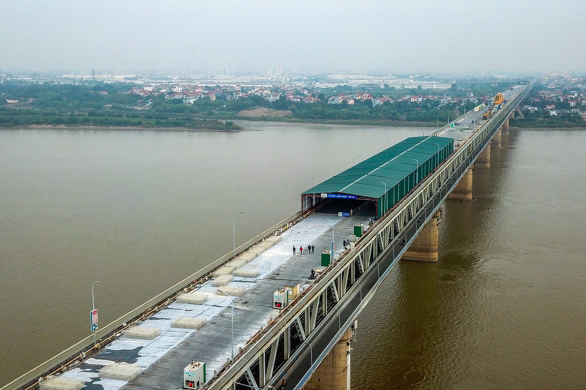 tham be tong nhua cau Thang Long anh 1