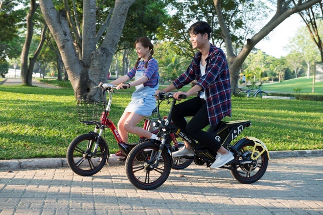 Nguoi di xe dap dien se phai thi bang lai hinh anh