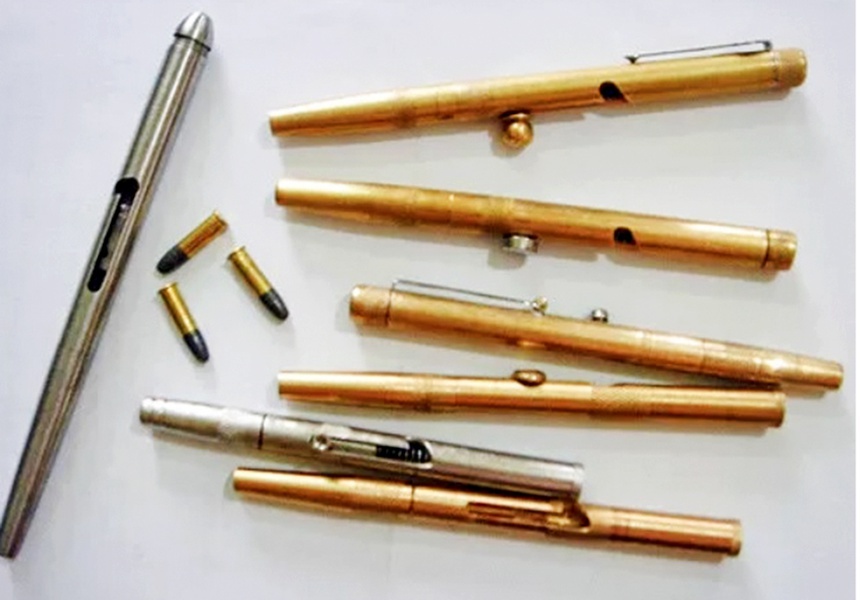 hanh khach mang sung but anh 1