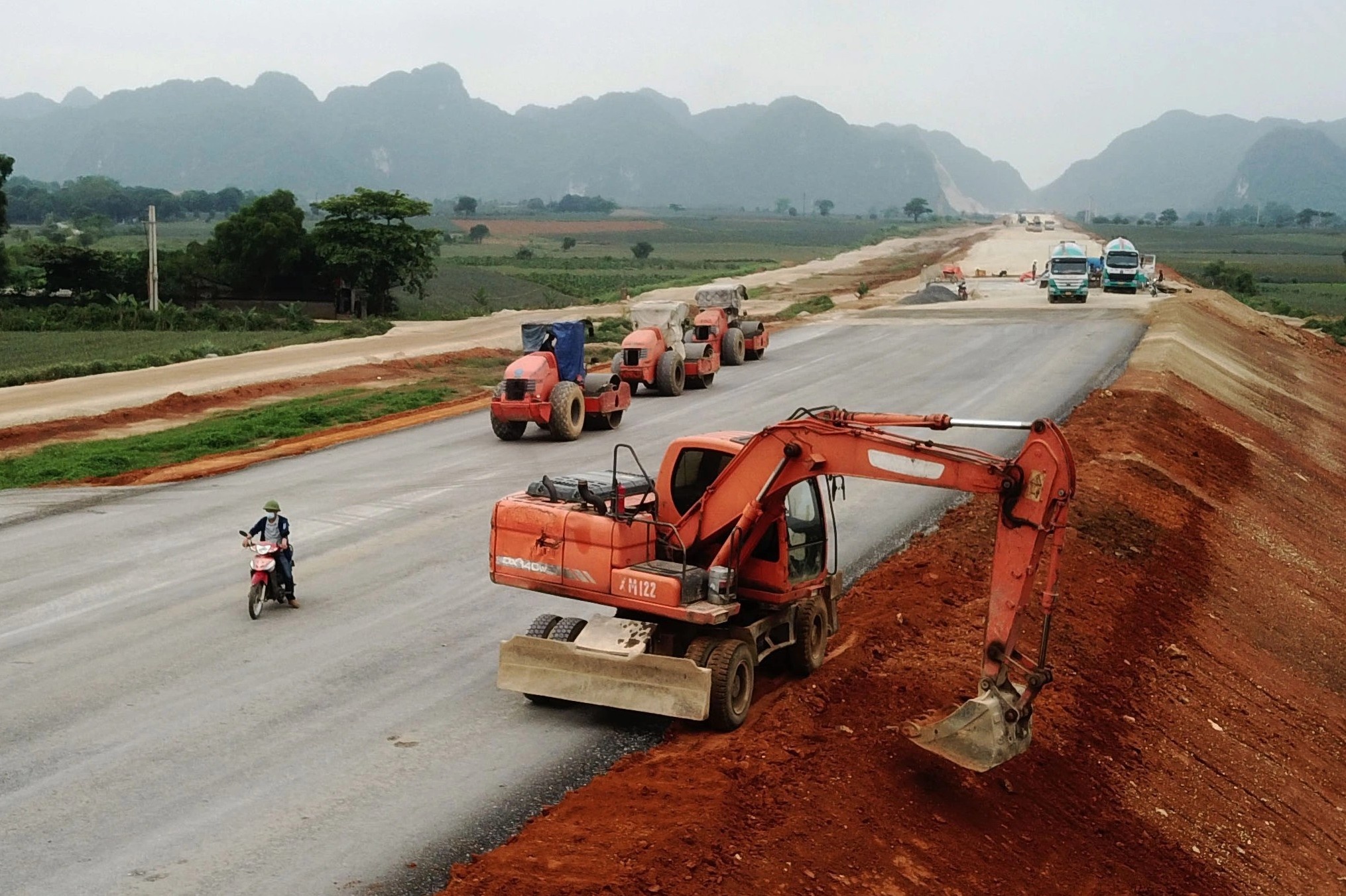 Bo GTVT neu giai phap xu ly 'sot dat' tai du an cao toc hinh anh