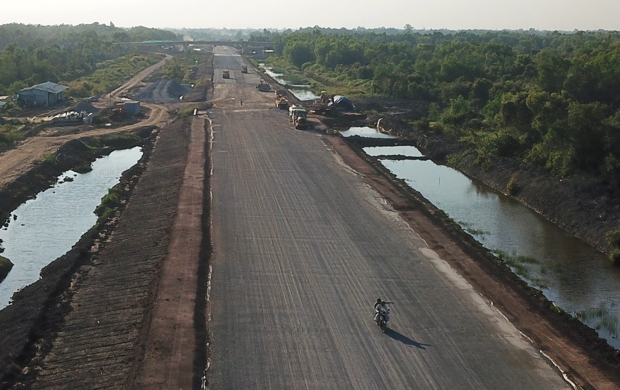 Hao huc cao toc ve mien Tay hinh anh