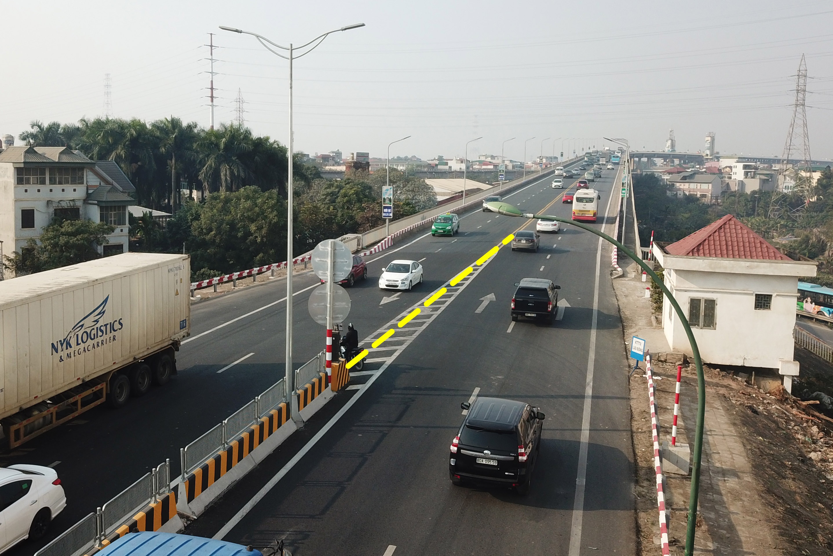 Them bien bao, dai phan cach ngan xe quay dau tai cau Thang Long hinh anh