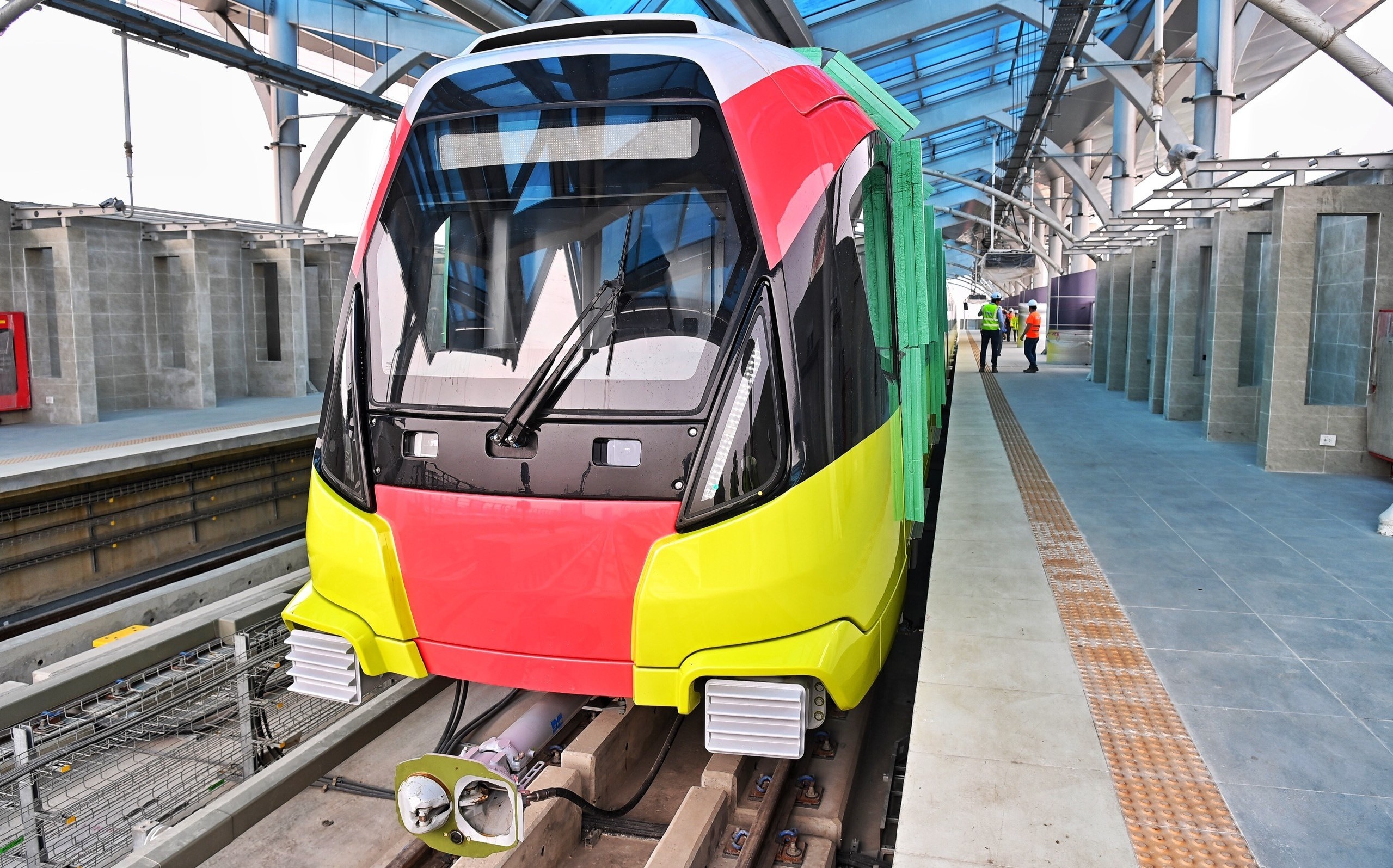 Tau dien Nhon - Ga Ha Noi lan dau lan banh hinh anh