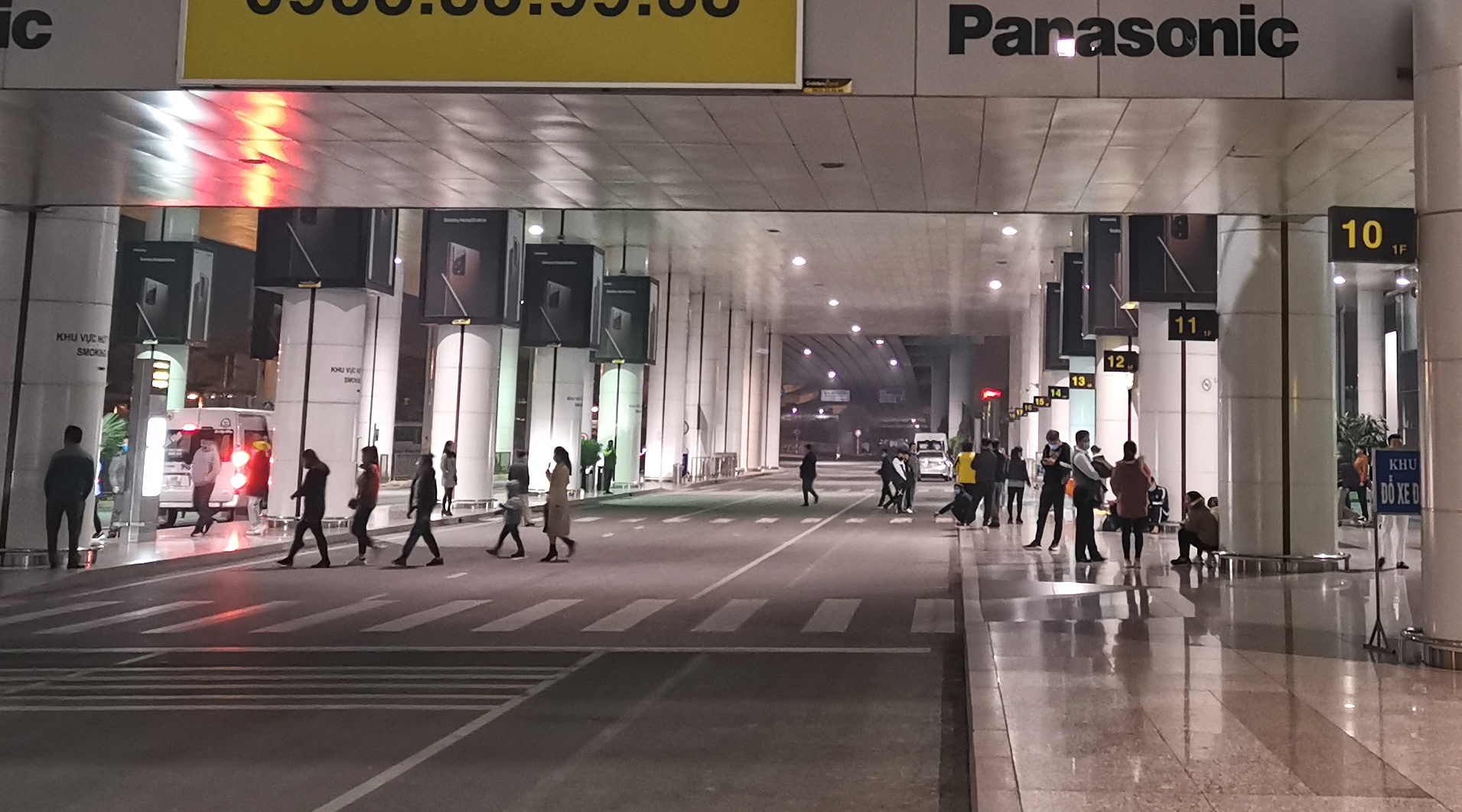 hanh khach mac covid-19 anh 1