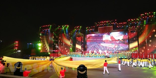 Nghe thuat chao mung dai hoi Dang anh 1