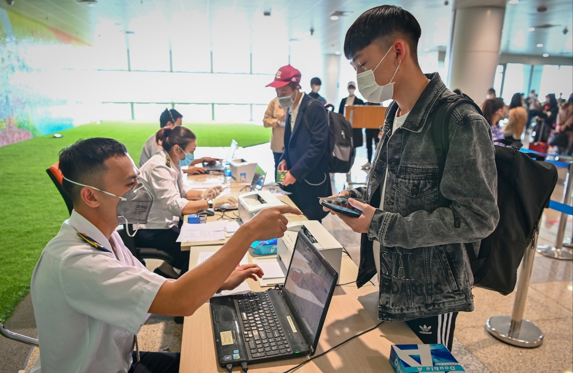 Sang loc hanh khach den tu vung dich tai san bay hinh anh