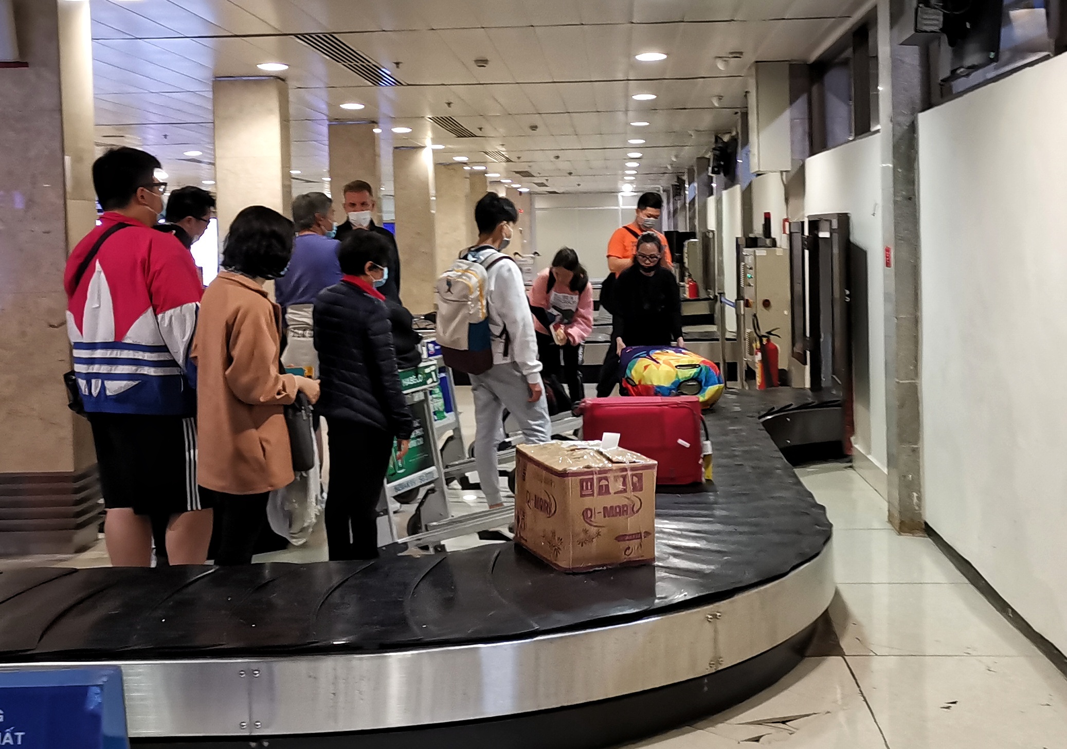 nhan vien san bay duong tinh Covid-19 anh 1