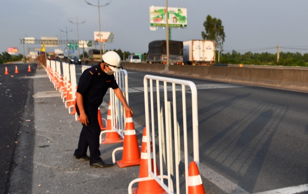 Tam cam chay xe ban dem tren cao toc Trung Luong - My Thuan hinh anh