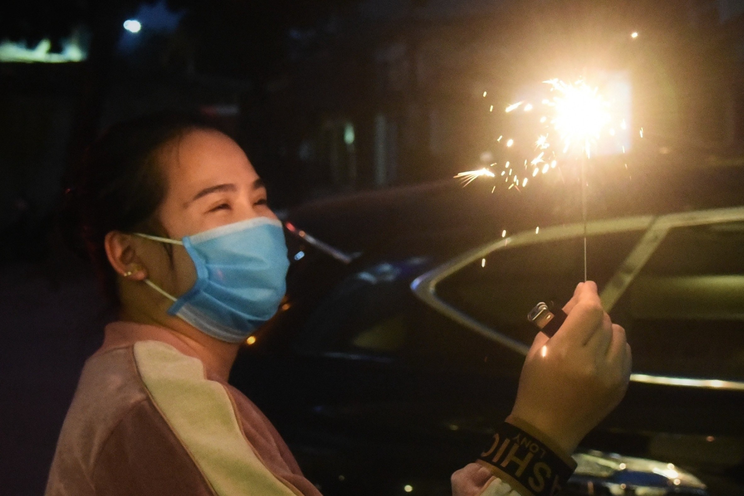 Dai ly phao hoa het hang, khach doi den toi mit hinh anh