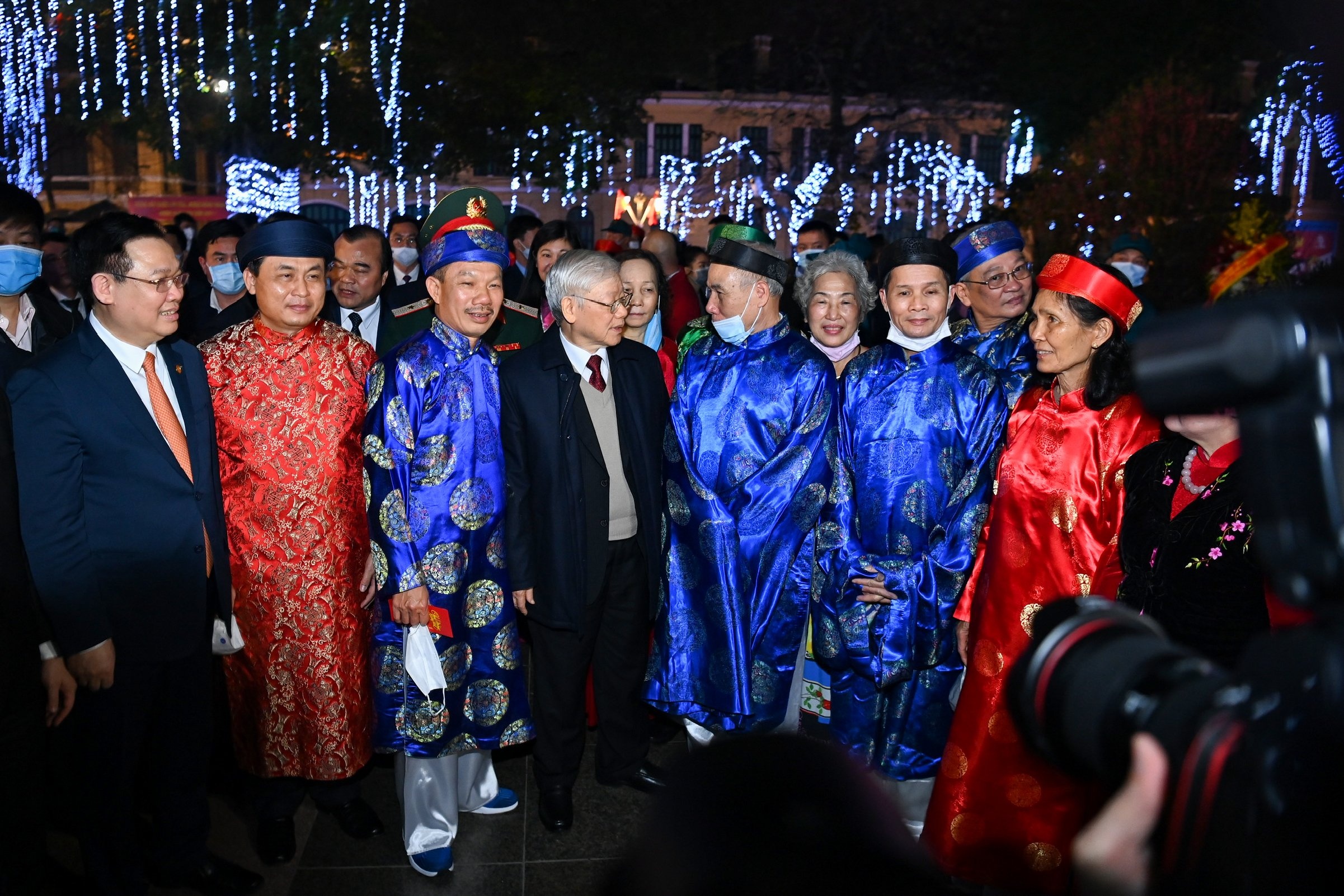 Tong bi thu tham nguoi dan dem giao thua anh 3