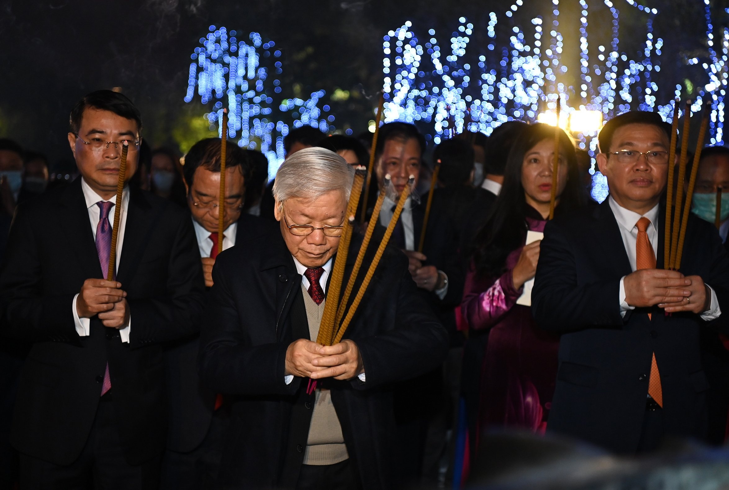 Tong bi thu tham nguoi dan dem giao thua anh 2