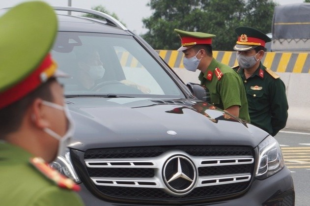 2 tai xe ve tu vung dich nhung khong khai bao hinh anh