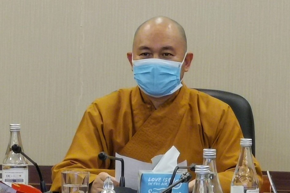 Dai dien Giao hoi Phat giao giai thich viec cung duong online hinh anh