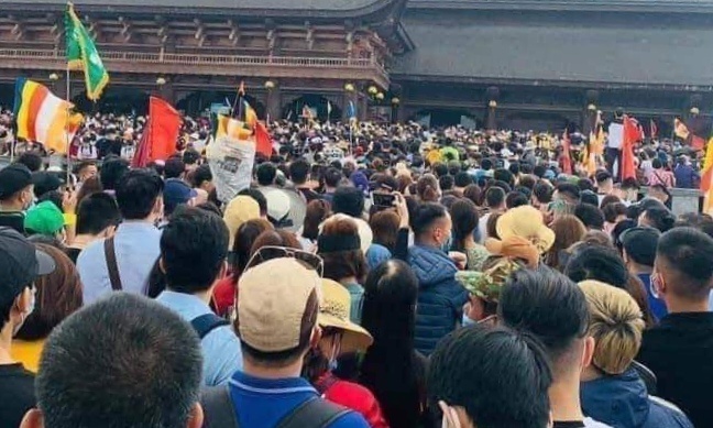 'Bien nguoi' tai chua Tam Chuc trong ngay cuoi tuan hinh anh