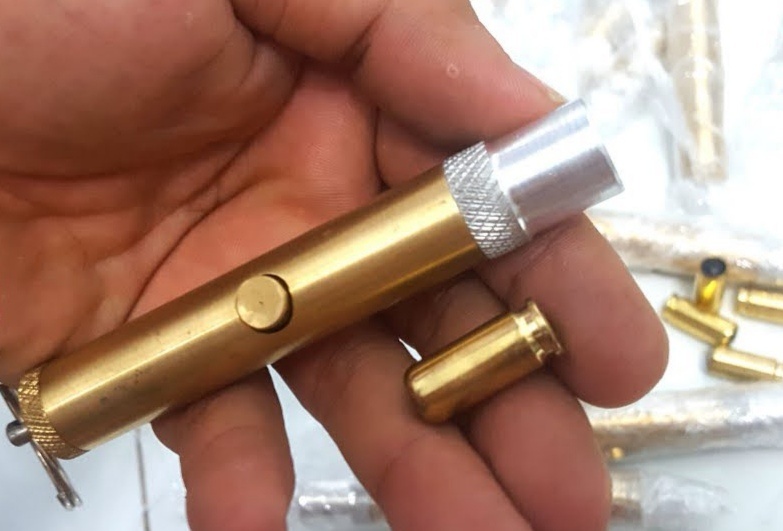 Khach mang sung but len may bay hinh anh