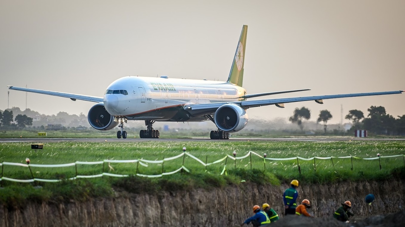 May bay lan qua vach dung tai Noi Bai hinh anh