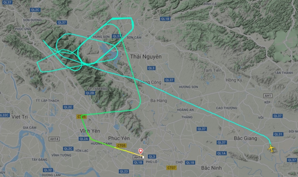 May bay lom vo dong co vi va phai chim hinh anh