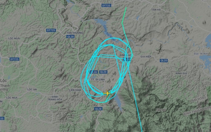 May bay cho khach du dem nhac Ha Anh Tuan phai chuyen huong ha canh hinh anh