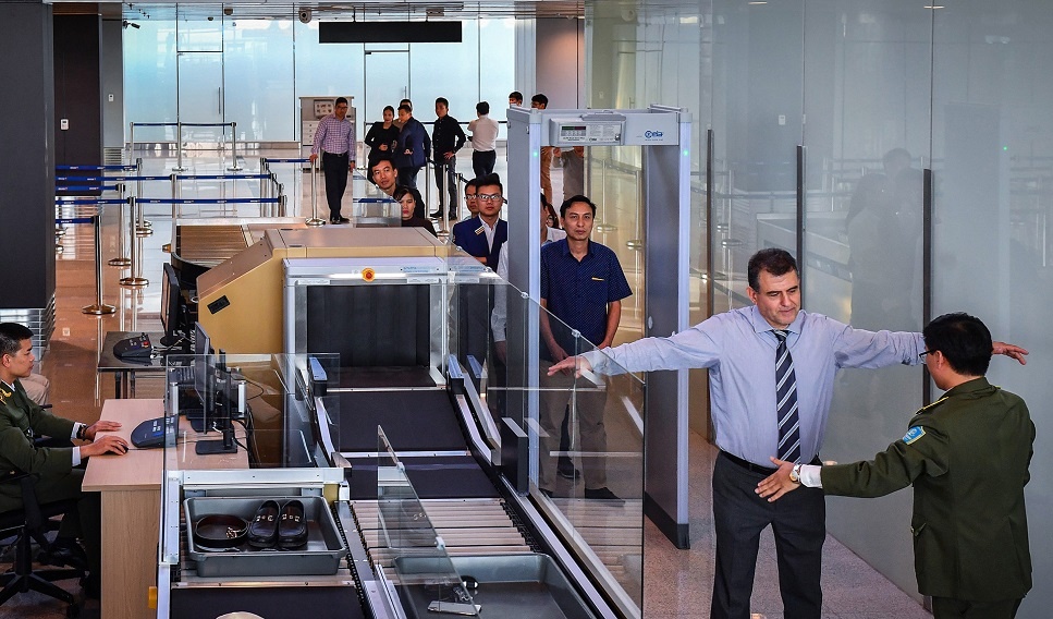 Bi trom iPhone khi soi chieu hanh ly tai san bay hinh anh