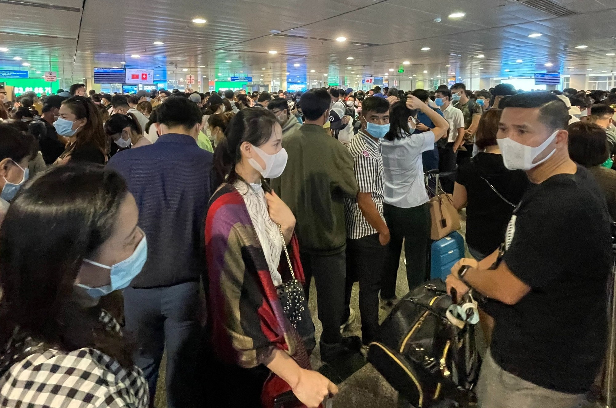'Bien nguoi' chen chuc tai cua soi chieu san bay Tan Son Nhat hinh anh