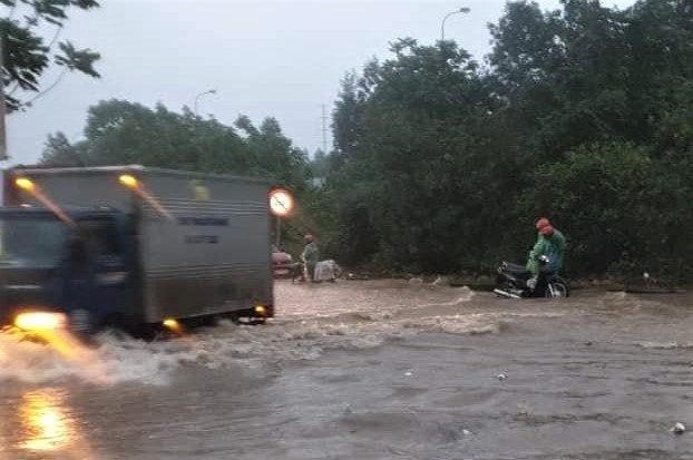 Duong gom dai lo Thang Long chim trong bien nuoc hinh anh