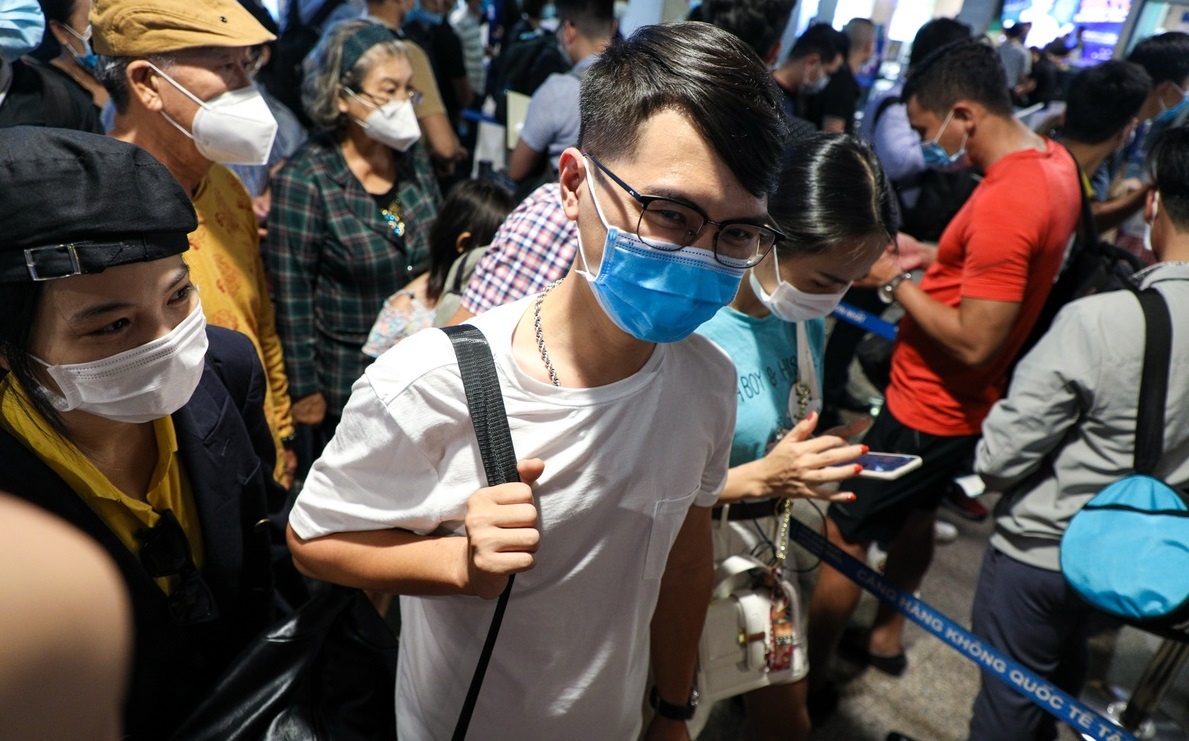 ACV thua nhan he thong soi chieu o Tan Son Nhat qua tai hinh anh