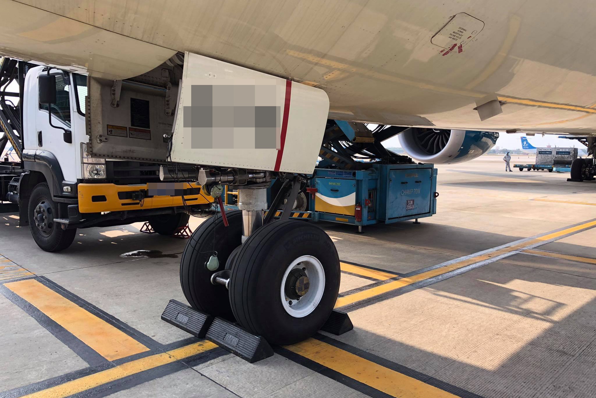 Chim va vao cang may bay lam vo ong dau phanh hinh anh